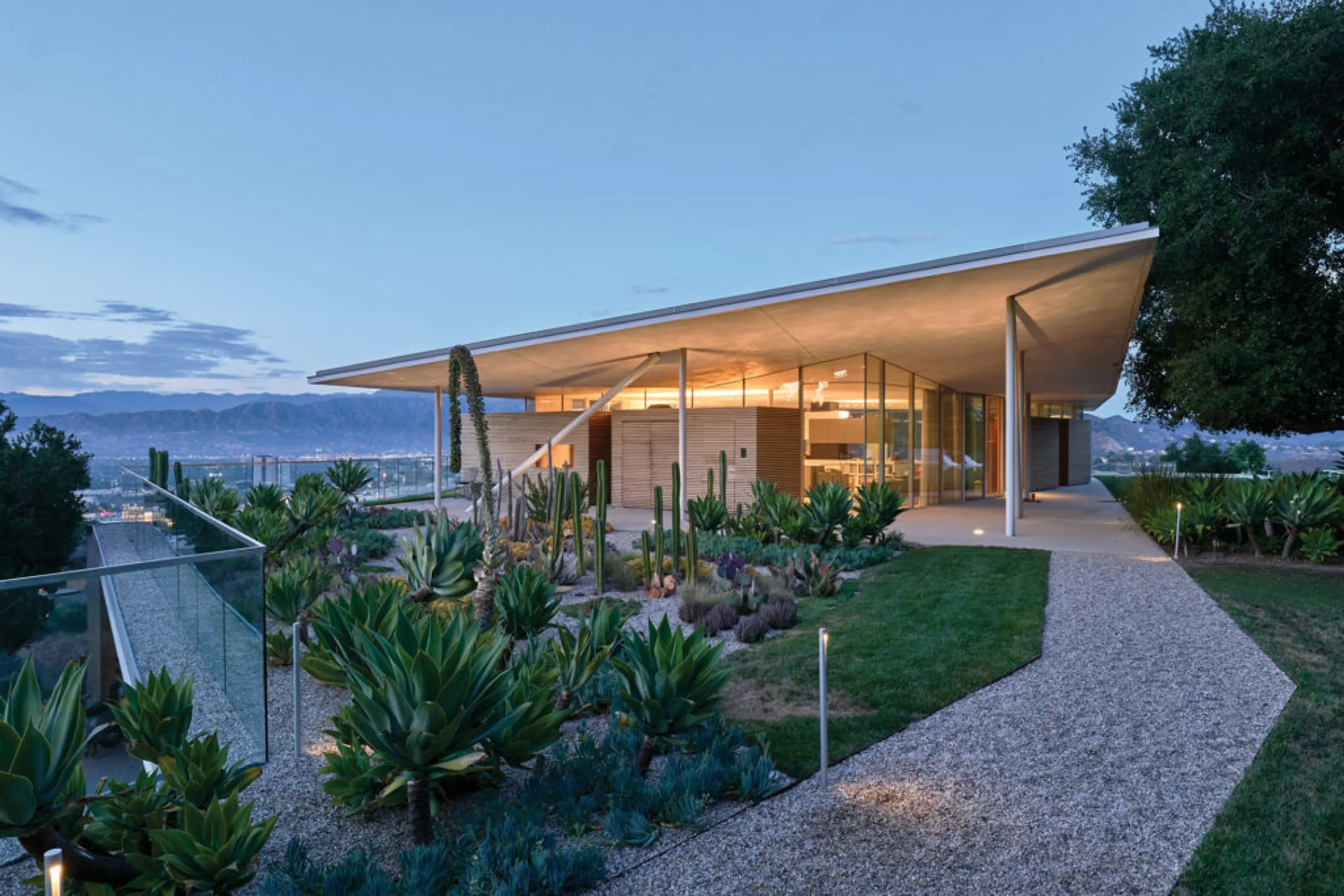 Hollywood hills gluck modernist home exterior waterwise garden 1024x683